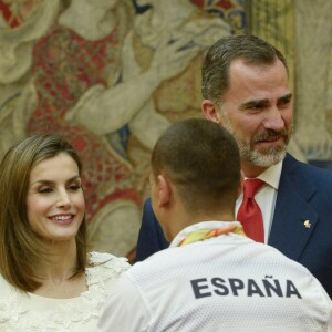 Le roi Felipe VI et la reine Letizia d'Espagne, ainsi que l'infante Elena, recevaient les médaillés olympiques et paralympiques espagnols au palais du Pardo à Madrid le 28 septembre 2016