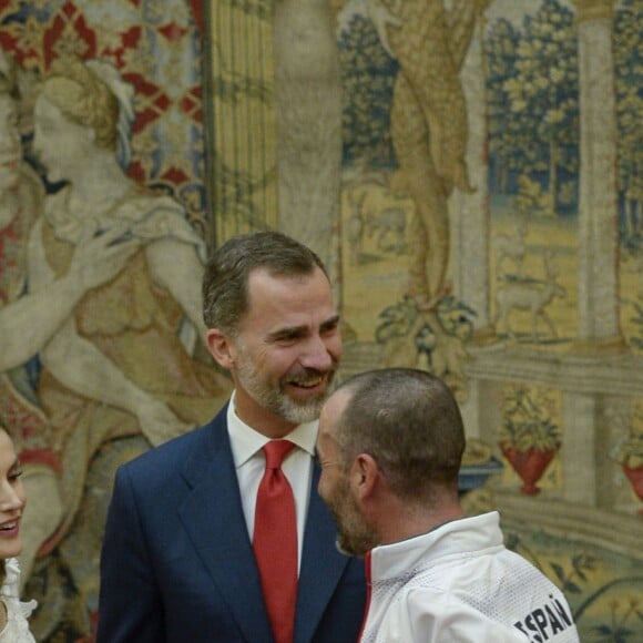 Le roi Felipe VI et la reine Letizia d'Espagne, ainsi que l'infante Elena, recevaient les médaillés olympiques et paralympiques espagnols au palais du Pardo à Madrid le 28 septembre 2016