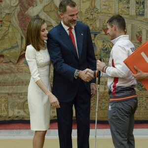 Le roi Felipe VI et la reine Letizia d'Espagne, ainsi que l'infante Elena, recevaient les médaillés olympiques et paralympiques espagnols au palais du Pardo à Madrid le 28 septembre 2016