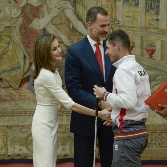 Le roi Felipe VI et la reine Letizia d'Espagne, ainsi que l'infante Elena, recevaient les médaillés olympiques et paralympiques espagnols au palais du Pardo à Madrid le 28 septembre 2016