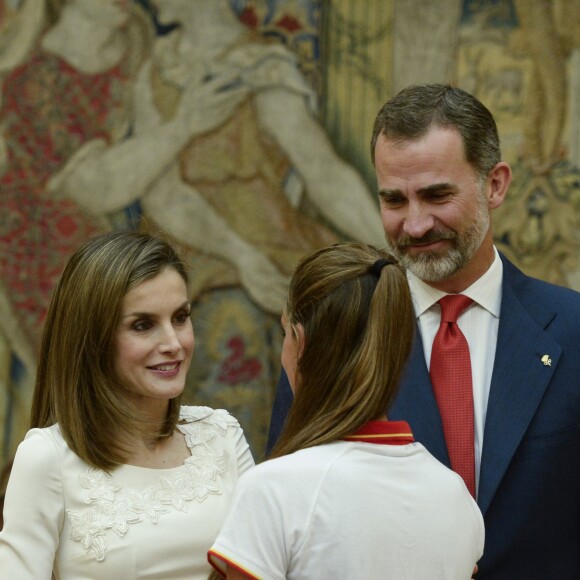 Le roi Felipe VI et la reine Letizia d'Espagne, ainsi que l'infante Elena, recevaient les médaillés olympiques et paralympiques espagnols au palais du Pardo à Madrid le 28 septembre 2016