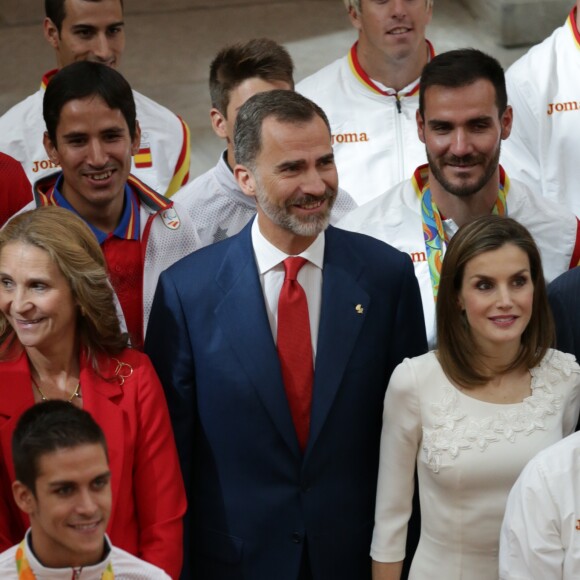 Le roi Felipe VI et la reine Letizia d'Espagne, ainsi que l'infante Elena, recevaient les médaillés olympiques et paralympiques espagnols au palais du Pardo à Madrid le 28 septembre 2016