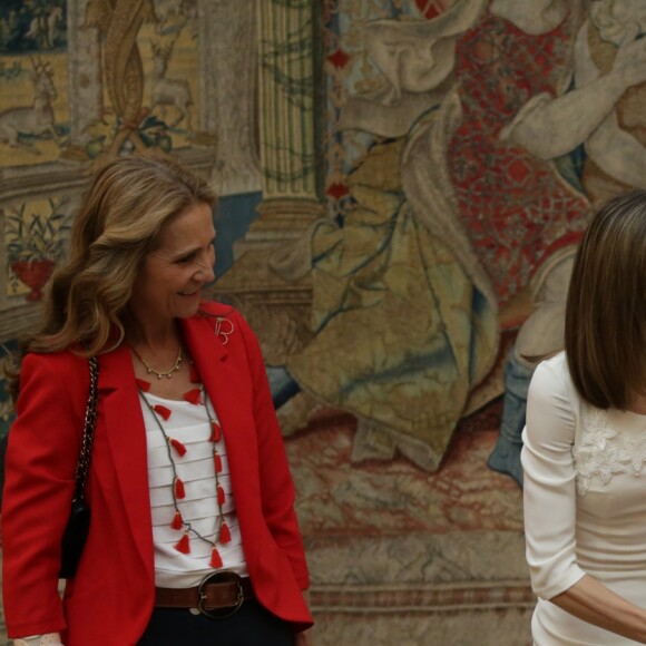 Le roi Felipe VI et la reine Letizia d'Espagne, ainsi que l'infante Elena, recevaient les médaillés olympiques et paralympiques espagnols au palais du Pardo à Madrid le 28 septembre 2016