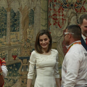 Le roi Felipe VI et la reine Letizia d'Espagne, ainsi que l'infante Elena, recevaient les médaillés olympiques et paralympiques espagnols au palais du Pardo à Madrid le 28 septembre 2016