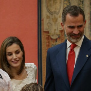 Le roi Felipe VI et la reine Letizia d'Espagne, ainsi que l'infante Elena, recevaient les médaillés olympiques et paralympiques espagnols au palais du Pardo à Madrid le 28 septembre 2016