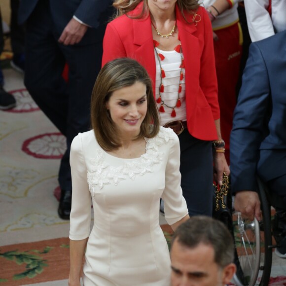 Le roi Felipe VI et la reine Letizia d'Espagne, ainsi que l'infante Elena, recevaient les médaillés olympiques et paralympiques espagnols au palais du Pardo à Madrid le 28 septembre 2016