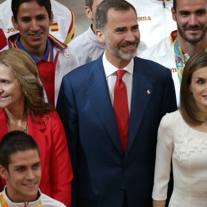 Le roi Felipe VI et la reine Letizia d'Espagne, ainsi que l'infante Elena, recevaient les médaillés olympiques et paralympiques espagnols au palais du Pardo à Madrid le 28 septembre 2016