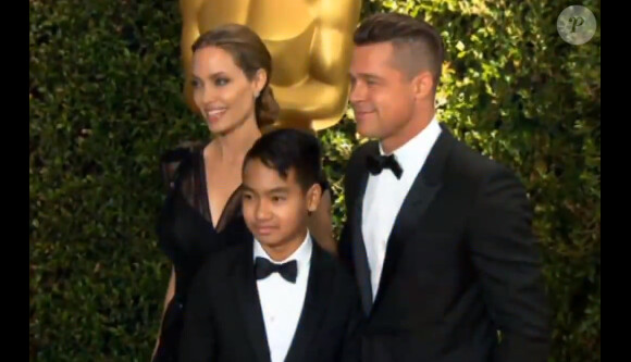 Angelina Jolie, Brad Pitt et leur fils Maddox lors de l'arrivée des stars à la soirée des Governors Awards où sont remis des Oscars d'honneur, à Los Angeles le 16 novembre 2013