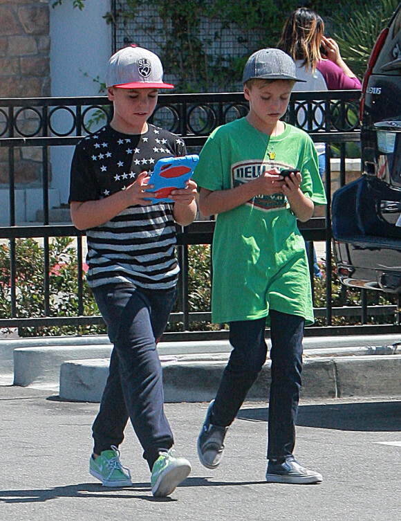Exclusif - Sean Preston et Jayden James Federline, les fils de Britney Spears, jouent à Pokémon Go à Westlake Village, le 30 août 2016.