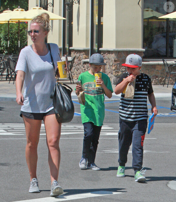 Exclusif - Sean Preston et Jayden James Federline, les fils de Britney Spears, jouent à Pokémon Go à Westlake Village, le 30 août 2016.