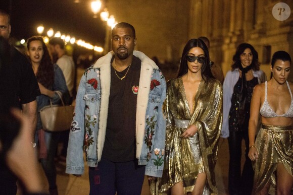 Kim Kardashian, Kanye West et Kourtney Kardashian se rendent à l'after-show "Balmain" au restaurant "Loulou" à Paris, le 29 septembre 2016.