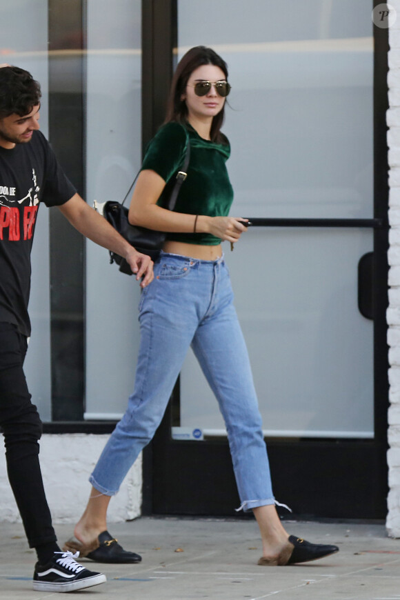 Exclusif - Kendall Jenner arrive chez Shamrock Tattoo sur Sunset Blvd à Hollywood avec ses amies le 21 septembre 2016