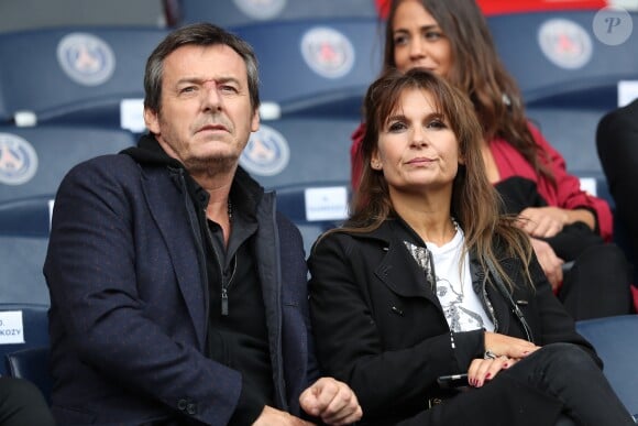 Jean-Luc Reichmann et sa femme Nathalie (en arrière-plan, Alice Belaïdi) lors du match PSG - Bordeaux au Parc des Princes le 1er octobre 2016. © Cyril Moreau / Bestimage
