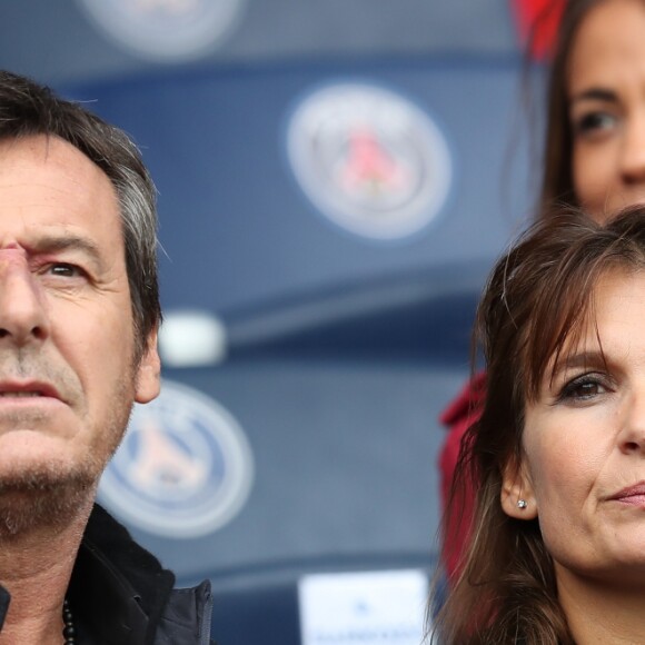 Jean-Luc Reichmann et sa femme Nathalie (en arrière-plan, Alice Belaïdi) lors du match PSG - Bordeaux au Parc des Princes le 1er octobre 2016. © Cyril Moreau / Bestimage