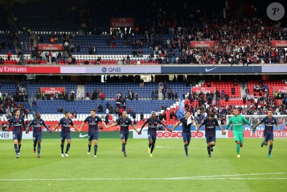Les joueurs du PSG fêtent leur victoire 2-0 sur Bordeaux au Parc des Princes le 1er octobre 2016. © Cyril Moreau / Bestimage