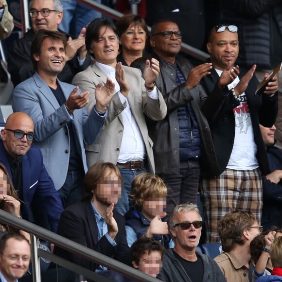 Les people (Pascal Obispo et son fils Sean, Fabrice Santoro, Franck Dubosc et son fils Raphaël, Jean Sarkozy et son fils Solal, Jean-Luc Reichmann en famille, Ary Abittan) lors du match PSG - Bordeaux au Parc des Princes le 1er octobre 2016. © Cyril Moreau / Bestimage