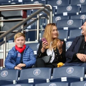 Jean-Luc Reichmann, sa femme Nathalie et deux de leurs enfants lors du match PSG - Bordeaux au Parc des Princes le 1er octobre 2016. © Cyril Moreau / Bestimage