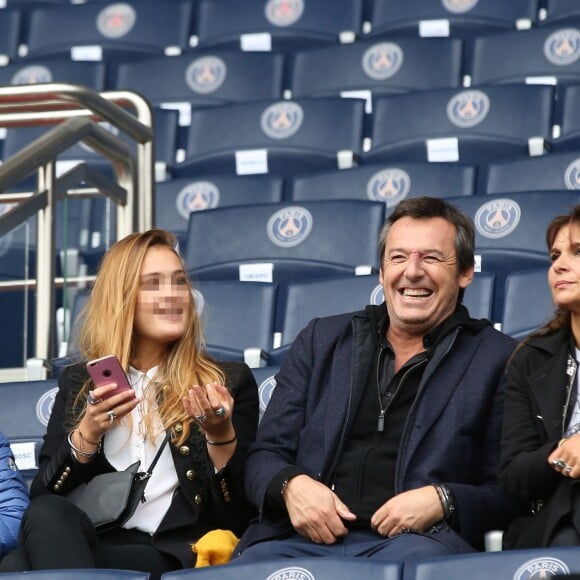 Jean-Luc Reichmann, sa femme Nathalie et deux de leurs enfants lors du match PSG - Bordeaux au Parc des Princes le 1er octobre 2016. © Cyril Moreau / Bestimage