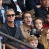 Franck Dubosc et Jean Sarkozy avec leurs fils respectifs, Raphaël et Solal, lors du match PSG - Bordeaux au Parc des Princes le 1er octobre 2016. © Cyril Moreau / Bestimage