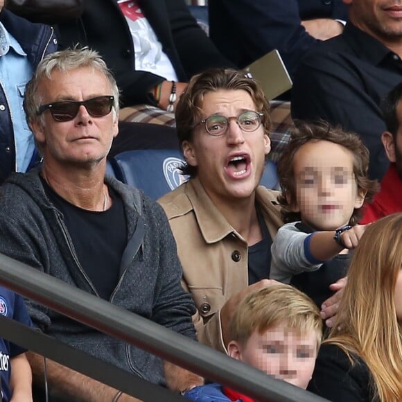 Franck Dubosc et Jean Sarkozy avec leurs fils respectifs, Raphaël et Solal, lors du match PSG - Bordeaux au Parc des Princes le 1er octobre 2016. © Cyril Moreau / Bestimage