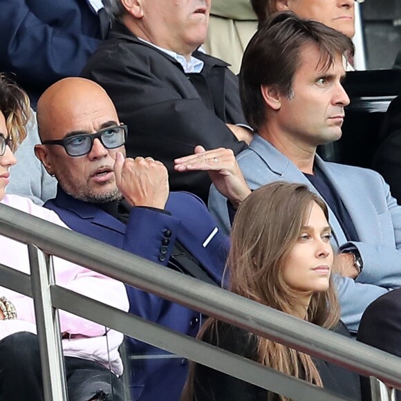 Pascal Obispo et son fils Sean (à côté, Fabrice Santoro) lors du match PSG - Bordeaux au Parc des Princes le 1er octobre 2016. © Cyril Moreau / Bestimage