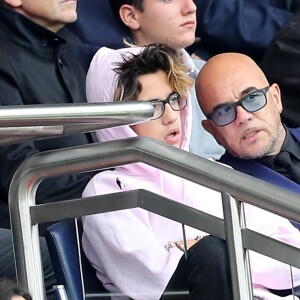 Pascal Obispo et son fils Sean lors du match PSG - Bordeaux au Parc des Princes le 1er octobre 2016. © Cyril Moreau / Bestimage