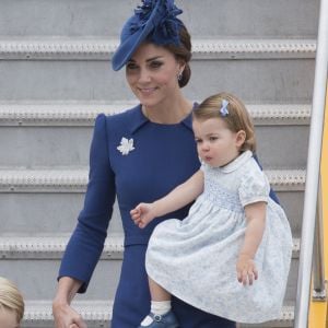 La duchesse Catherine de Cambridge portait une robe Jenny Packham et un chapeau Lock & Co lors de son arrivée en famille à Victoria au Canada le 24 septembre 2016.