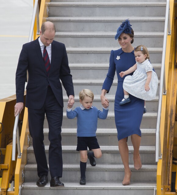 La duchesse Catherine de Cambridge portait une robe Jenny Packham et un chapeau Lock & Co lors de son arrivée en famille à Victoria au Canada le 24 septembre 2016.