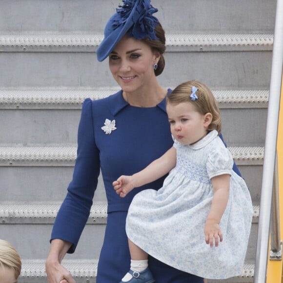 La duchesse Catherine de Cambridge portait une robe Jenny Packham et un chapeau Lock & Co lors de son arrivée en famille à Victoria au Canada le 24 septembre 2016.