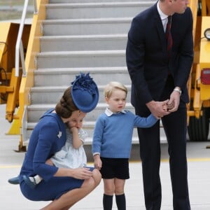 La duchesse Catherine de Cambridge portait une robe Jenny Packham et un chapeau Lock & Co lors de son arrivée en famille à Victoria au Canada le 24 septembre 2016.