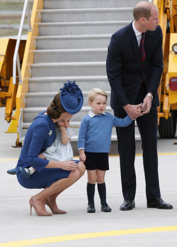 La duchesse Catherine de Cambridge portait une robe Jenny Packham et un chapeau Lock & Co lors de son arrivée en famille à Victoria au Canada le 24 septembre 2016.
