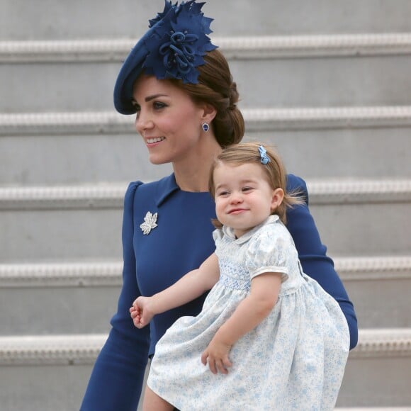 La duchesse Catherine de Cambridge portait une robe Jenny Packham et un chapeau Lock & Co lors de son arrivée en famille à Victoria au Canada le 24 septembre 2016.