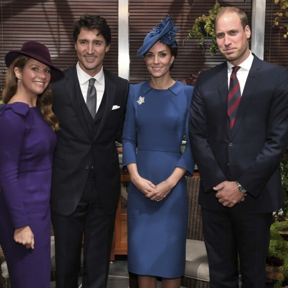 La duchesse Catherine de Cambridge portait une robe Jenny Packham et un chapeau Lock & Co lors de son arrivée en famille à Victoria au Canada le 24 septembre 2016.