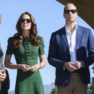 Le prince William et Catherine Kate Middleton, la duchesse de Cambridge assistent à un festival gastronomique local "A Taste of British-Colombia" dans l'établissement viticole de Mission Hill à Kelowna, dans le cadre de son voyage officiel au Canada, le 27 septembre 2016. Le chef Vikram Vij a donné un exemplaire de son livre de recettes indiennes à la duchesse.  27 September 2016. The Royal Tour of British Columbia and Yukon. The Duke and Duchess of Cambridge travel to Kelowna Canada. Here, Prince William and Catherine had a beautiful afternoon touring vineyards, sampling deliciously prepared B.C. foods and meeting young children. William walked through the green vineyards bursting with purple grapes. He harvested a bunch and handed it to Catherine. William tasted the grapes. The royal couple also sampled several dishes at a taste of B.C. Harvest event at the estate. Renowned B.C. chef Vikram Vij gave the Duchess one of his Indian food cookbooks. Both Catherine and William ate an Indian lamb dish Vij prepared. Via and William also discussed Indian spices, with William saying he likes hot but not too hot.27/09/2016 - Kelowna