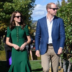 Le prince William et Catherine Kate Middleton, la duchesse de Cambridge assistent à un festival gastronomique local "A Taste of British-Colombia" dans l'établissement viticole de Mission Hill à Kelowna, dans le cadre de son voyage officiel au Canada, le 27 septembre 2016. Le chef Vikram Vij a donné un exemplaire de son livre de recettes indiennes à la duchesse.  27 September 2016. The Royal Tour of British Columbia and Yukon. The Duke and Duchess of Cambridge travel to Kelowna Canada. Here, Prince William and Catherine had a beautiful afternoon touring vineyards, sampling deliciously prepared B.C. foods and meeting young children. William walked through the green vineyards bursting with purple grapes. He harvested a bunch and handed it to Catherine. William tasted the grapes. The royal couple also sampled several dishes at a taste of B.C. Harvest event at the estate. Renowned B.C. chef Vikram Vij gave the Duchess one of his Indian food cookbooks. Both Catherine and William ate an Indian lamb dish Vij prepared. Via and William also discussed Indian spices, with William saying he likes hot but not too hot.27/09/2016 - Kelowna