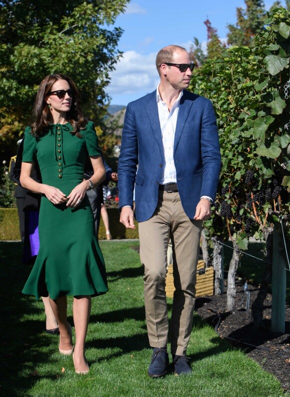 Le prince William et Catherine Kate Middleton, la duchesse de Cambridge assistent à un festival gastronomique local "A Taste of British-Colombia" dans l'établissement viticole de Mission Hill à Kelowna, dans le cadre de son voyage officiel au Canada, le 27 septembre 2016. Le chef Vikram Vij a donné un exemplaire de son livre de recettes indiennes à la duchesse.  27 September 2016. The Royal Tour of British Columbia and Yukon. The Duke and Duchess of Cambridge travel to Kelowna Canada. Here, Prince William and Catherine had a beautiful afternoon touring vineyards, sampling deliciously prepared B.C. foods and meeting young children. William walked through the green vineyards bursting with purple grapes. He harvested a bunch and handed it to Catherine. William tasted the grapes. The royal couple also sampled several dishes at a taste of B.C. Harvest event at the estate. Renowned B.C. chef Vikram Vij gave the Duchess one of his Indian food cookbooks. Both Catherine and William ate an Indian lamb dish Vij prepared. Via and William also discussed Indian spices, with William saying he likes hot but not too hot.27/09/2016 - Kelowna