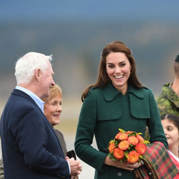 Le prince William, duc de Cambridge et Catherine Kate Middleton, la duchesse de Cambridge lors de leur arrivée à l'aéroport de Whitehorse, le 27 septembre 2016 pendant leur 4ème jour de visite au Canada. Le couple est reçu par le gouverneur général du Canada David Johnston et sa femme Sharon Johnston.  The Duchess of Cambridge with Governor General of Canada David Johnston (left) and his wife Sharon Johnston (second left) at Whitehorse Airport in Whitehorse, Canada, during the fourth day of the Royal Tour to Canada.27/09/2016 - Whitehorse