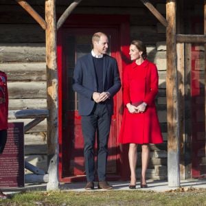 La duchesse Catherine de Cambridge portait un manteau Carolina Herrera en visite à Whitehorse dans le Yukon au Canada le 28 septembre 2016.