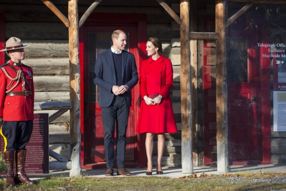 La duchesse Catherine de Cambridge portait un manteau Carolina Herrera en visite à Whitehorse dans le Yukon au Canada le 28 septembre 2016.