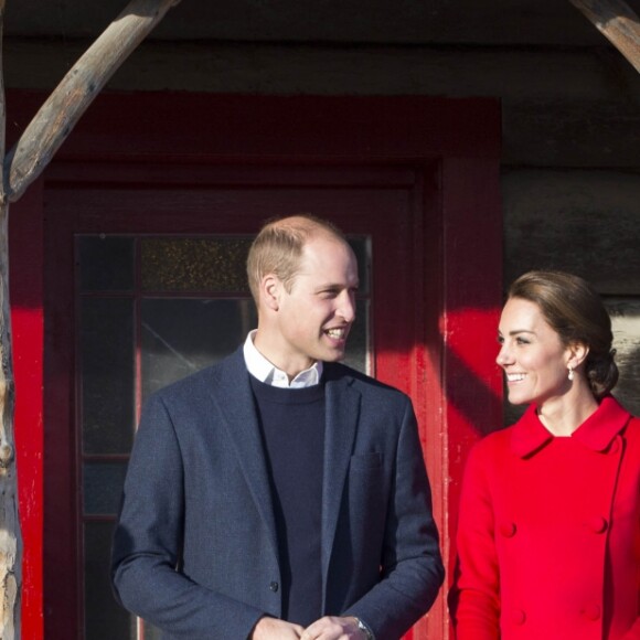 La duchesse Catherine de Cambridge portait un manteau Carolina Herrera en visite à Whitehorse dans le Yukon au Canada le 28 septembre 2016.