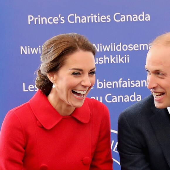 La duchesse Catherine de Cambridge portait un manteau Carolina Herrera en visite à Whitehorse dans le Yukon au Canada le 28 septembre 2016.