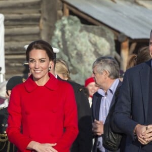 La duchesse Catherine de Cambridge portait un manteau Carolina Herrera en visite à Whitehorse dans le Yukon au Canada le 28 septembre 2016.