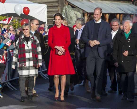 La duchesse Catherine de Cambridge portait un manteau Carolina Herrera en visite à Whitehorse dans le Yukon au Canada le 28 septembre 2016.