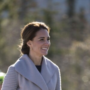 La duchesse Catherine de Cambridge portait un cardigan Sentaler en visite à Carcross dans le Yukon au Canada le 28 septembre 2016.