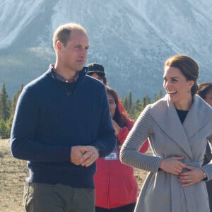 La duchesse Catherine de Cambridge portait un cardigan Sentaler en visite à Carcross dans le Yukon au Canada le 28 septembre 2016.