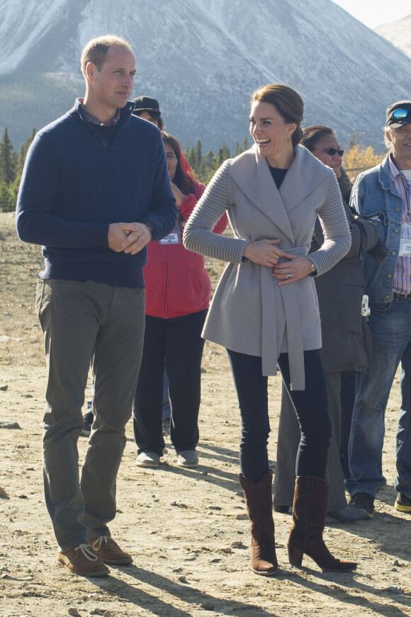 La duchesse Catherine de Cambridge portait un cardigan Sentaler en visite à Carcross dans le Yukon au Canada le 28 septembre 2016.