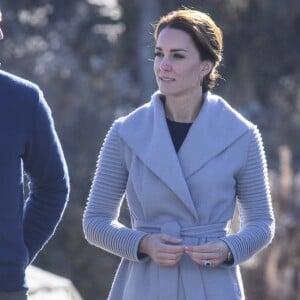 La duchesse Catherine de Cambridge portait un cardigan Sentaler en visite à Carcross dans le Yukon au Canada le 28 septembre 2016.