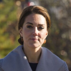 La duchesse Catherine de Cambridge portait un cardigan Sentaler en visite à Carcross dans le Yukon au Canada le 28 septembre 2016.