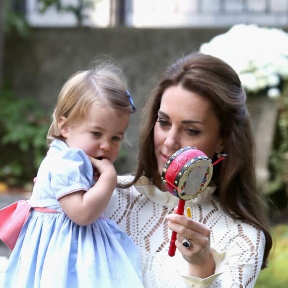 La duchesse Catherine de Cambridge portait une robe See by Chloé lors d'un événement avec son mari William et leurs enfants George et Charlotte à Victoria au Canada le 29 septembre 2016.