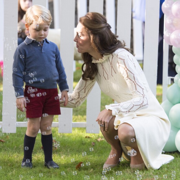 La duchesse Catherine de Cambridge portait une robe See by Chloé lors d'un événement avec son mari William et leurs enfants George et Charlotte à Victoria au Canada le 29 septembre 2016.